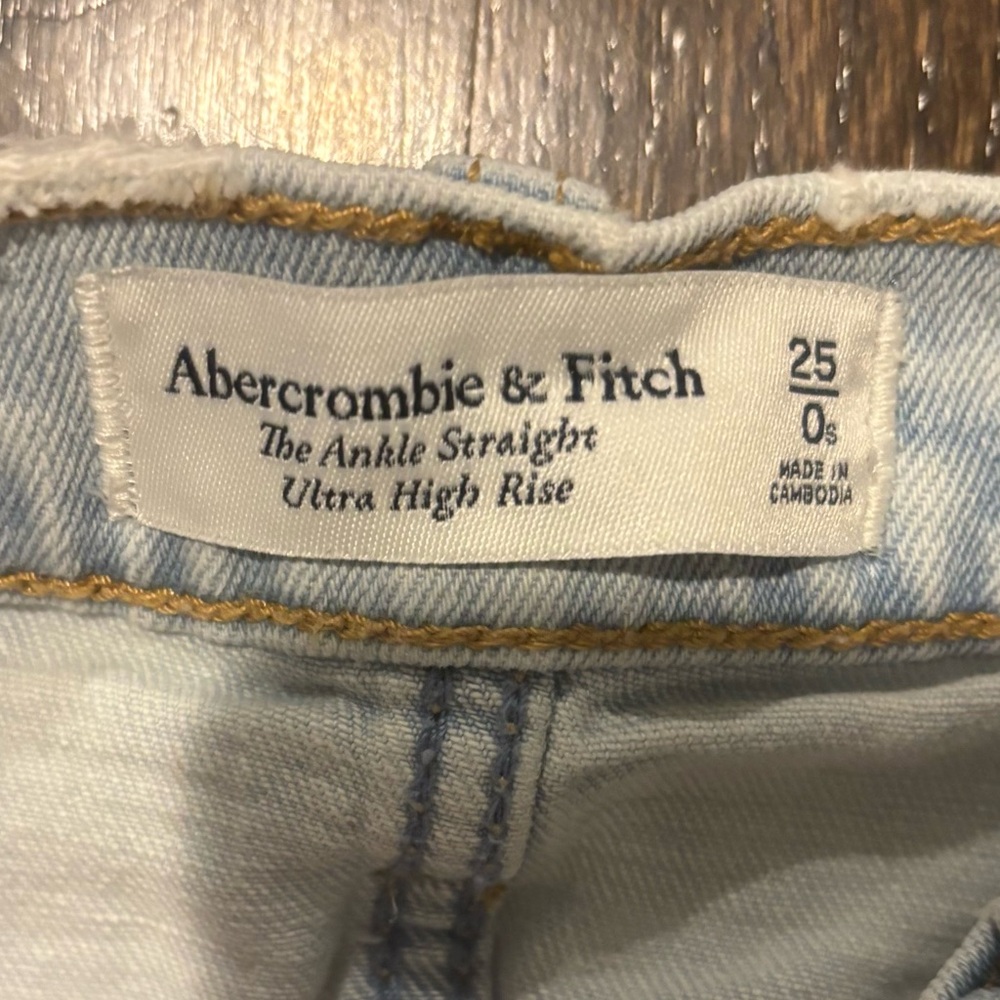 Abercrombie & Fitch Light Blue Distressed ankle Jeans - Picture 2 of 6